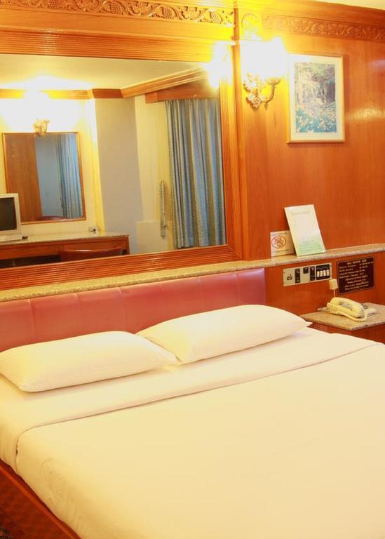 Pradipat Hotel Бангкок Экстерьер фото