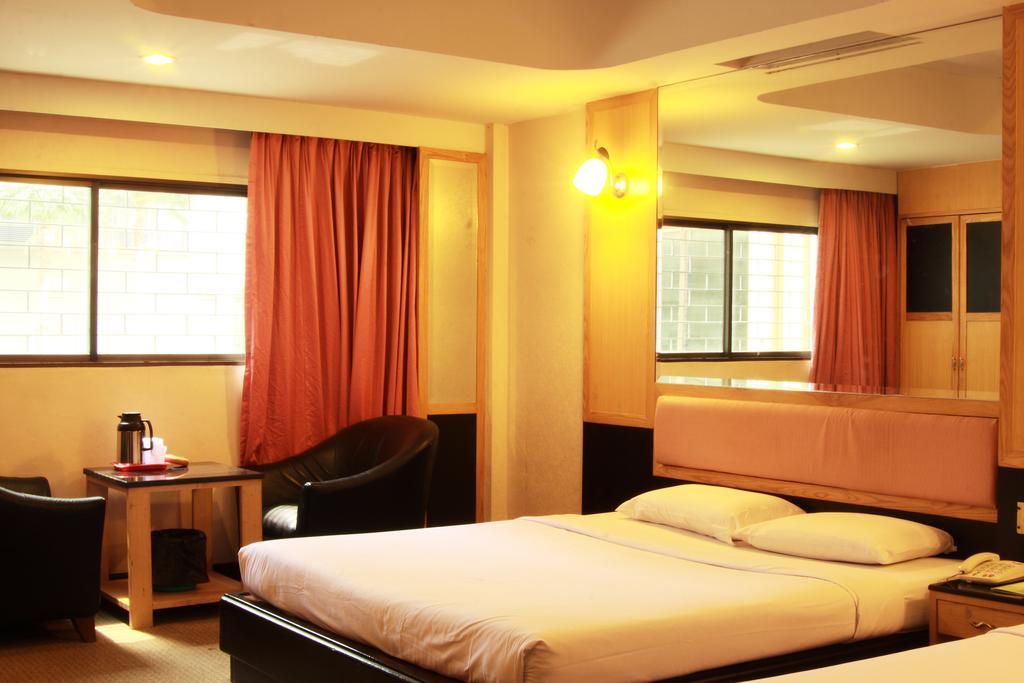 Pradipat Hotel Бангкок Экстерьер фото